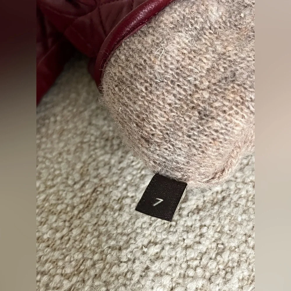 Coach
Quilted
Burgundy
Leather
Gloves Merino
Wool w/heart and bow . - Picture 6 of 6